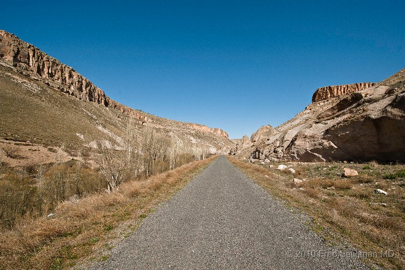 20100406_100221 D3.jpg - Very peaceful road into the Sognali valley